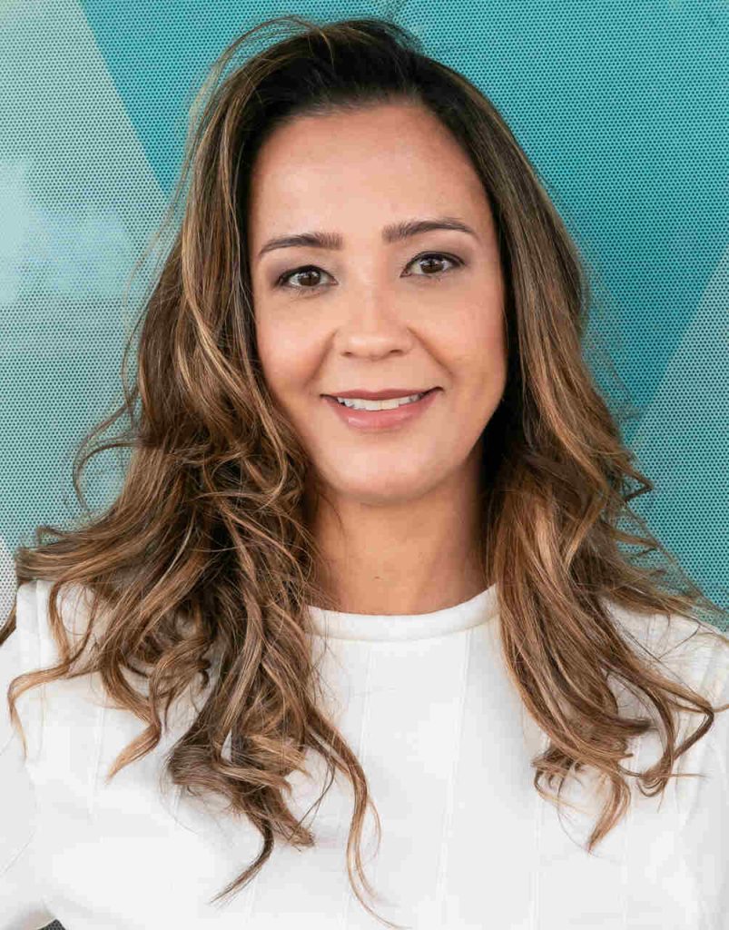Conheça a Dra. Renata Pereira: especialista em prótese dentária e clínico geral
