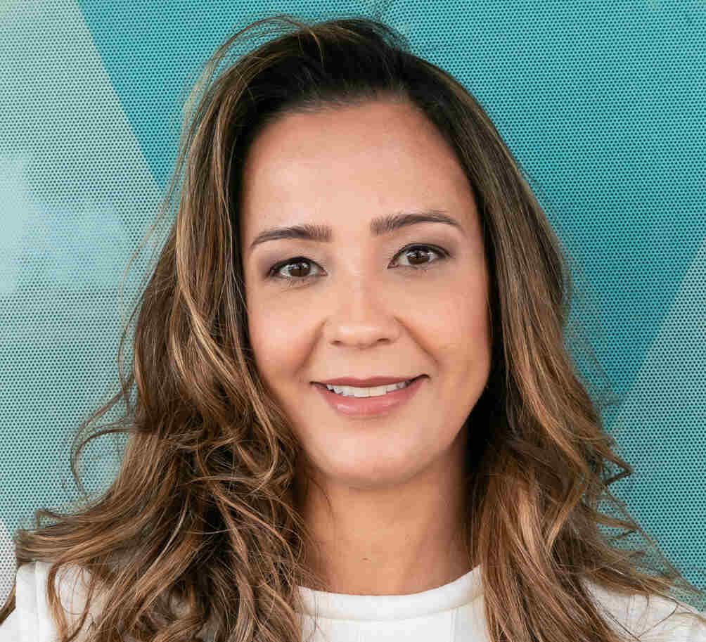 Conheça a Dra. Renata Pereira: especialista em prótese dentária e clínico geral