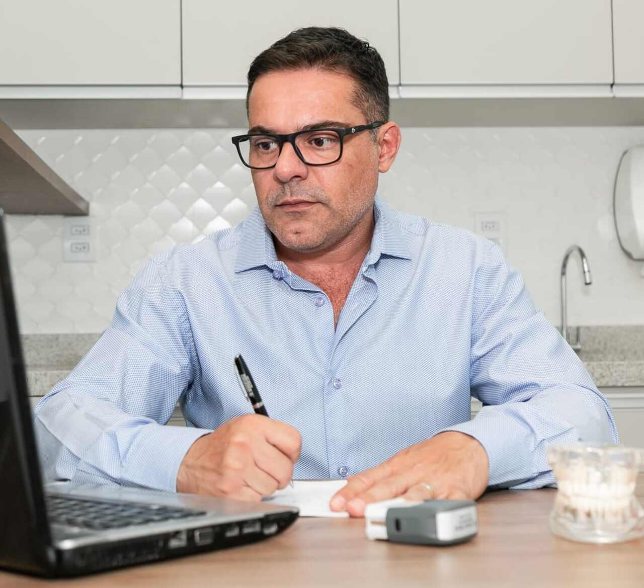 Dr. Renato Muniz Implantodontista e clínico geral