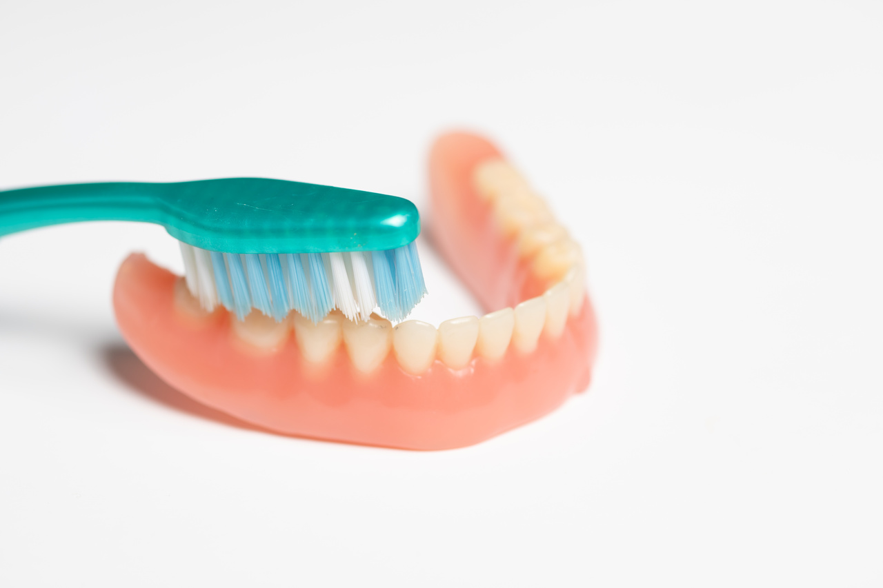Você usa prótese dentária Saiba como higienizar corretamente