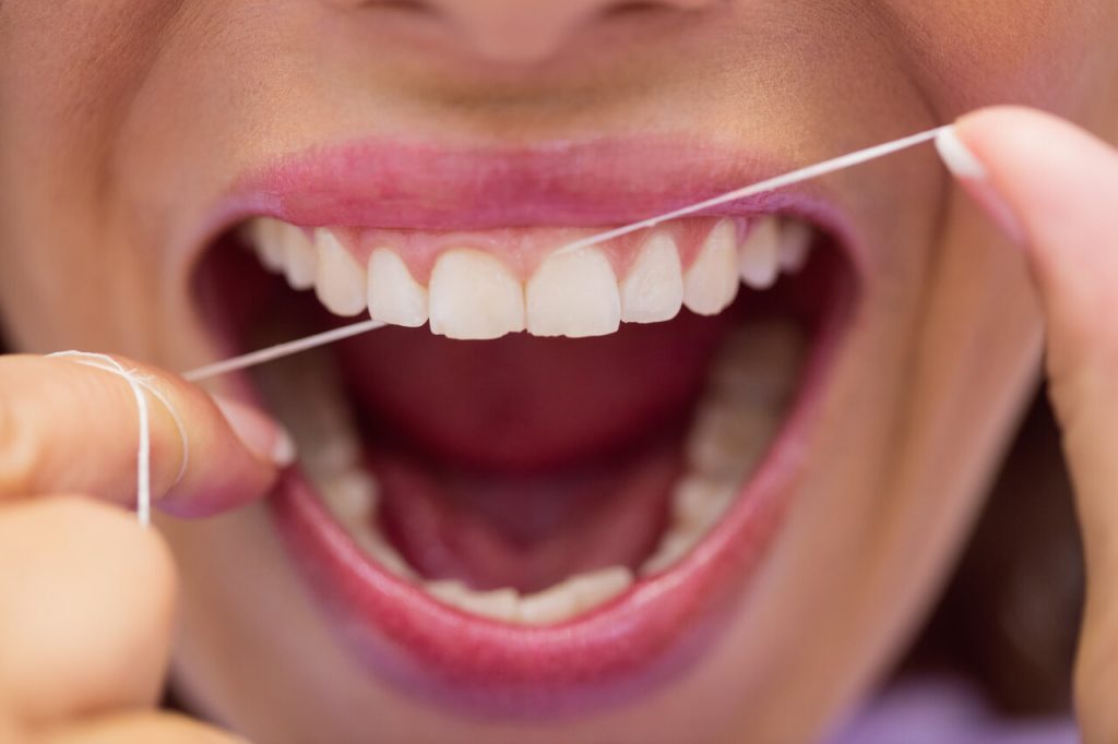 Use fio dental e mantenha a saúde bucal