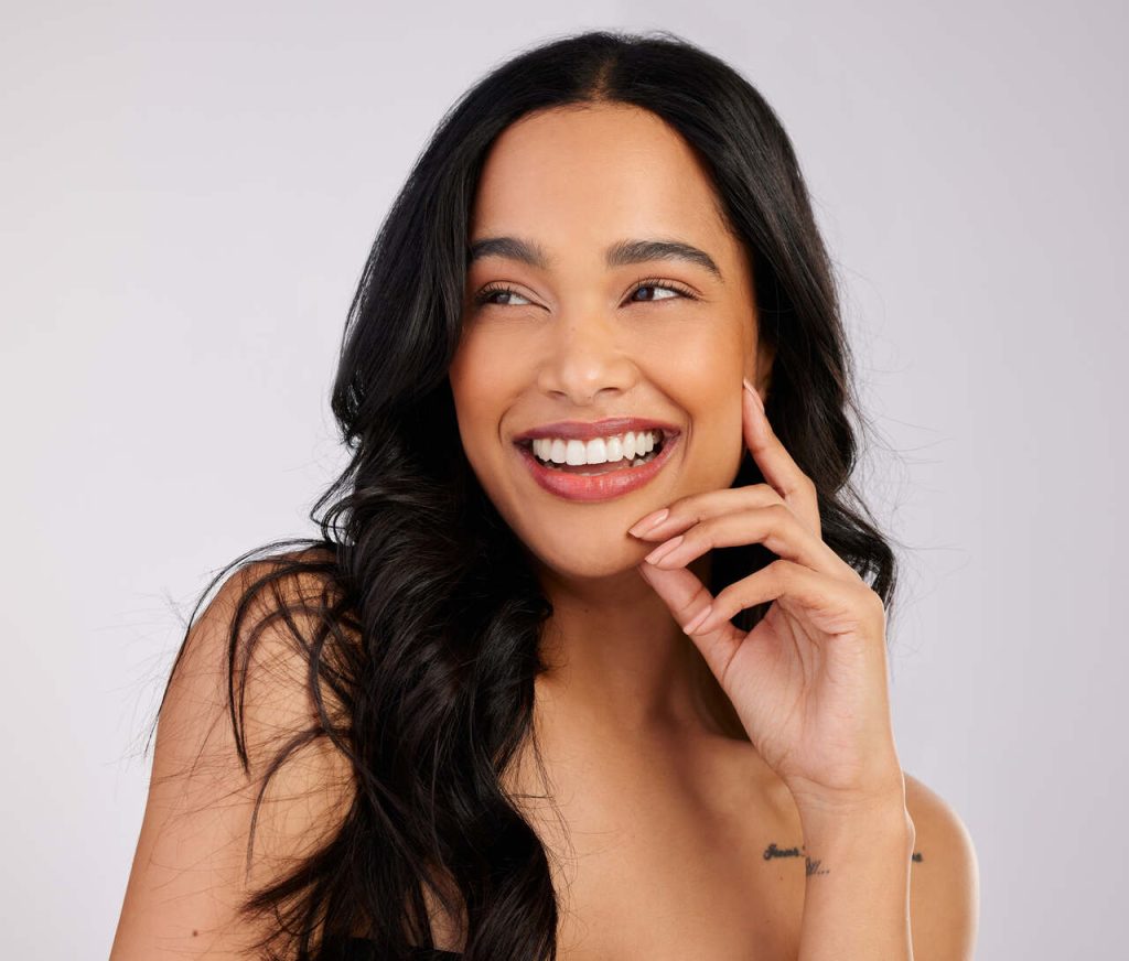 Facetas de cerâmica ou resina qual transforma mais o seu sorriso