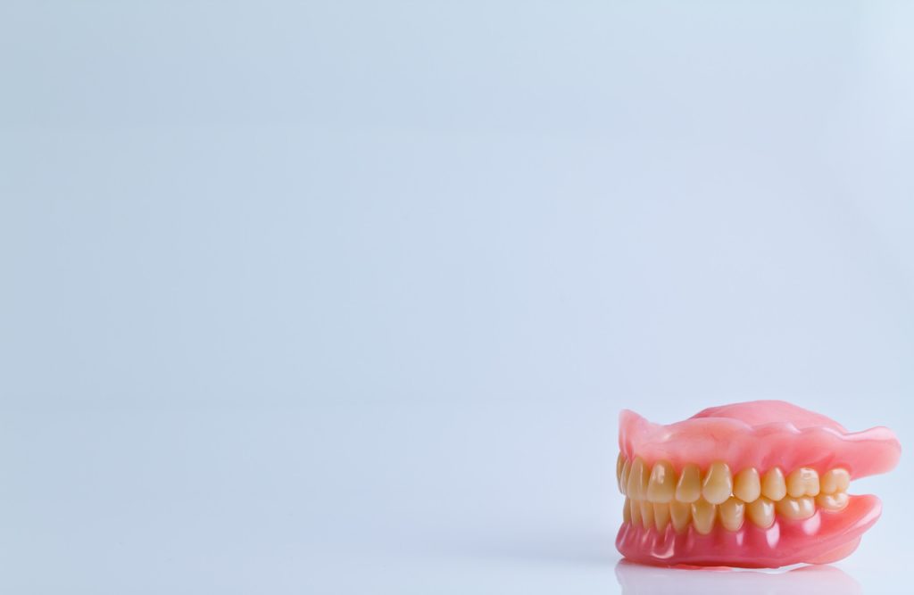 Implante ou prótese O que realmente vale mais a pena para o seu sorriso