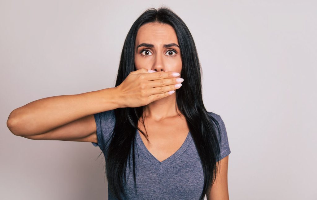 Lentes de contato dão mau hálito Mito ou verdade